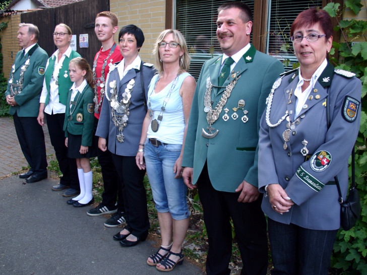 Herbert Grünhage (Großer König), Britta Hoffmann (Kleine Königin), Marie Eggers (Schülerkönigin), Florian Pfeiffer (Jugendkönig), Sarah Grabenhorst-Quidde (Hirschkönigin), Anja Schaaf (Volkskönigin), Falk Reppin (Kleiner König) und Michaela Schulz (Große Königin). Foto: P. Illner
