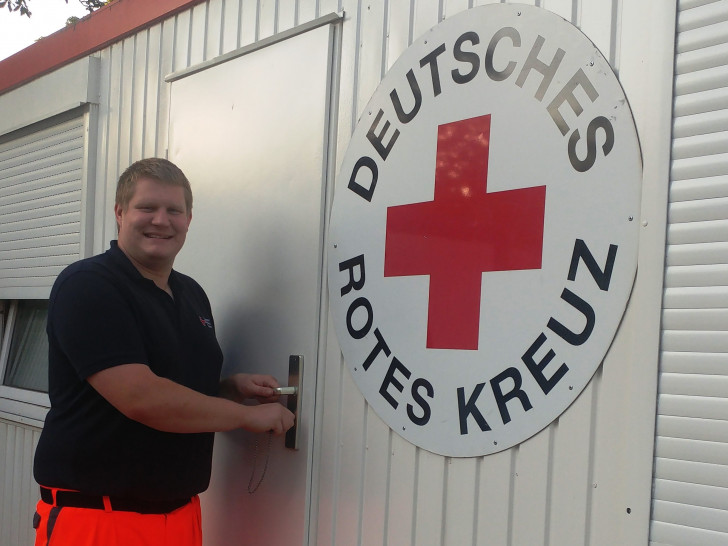 Der Wachleiter der "letzten Schicht 2018" Christopher Jantke beim verschließen der Unfallhilfsstelle. Foto: Timo Pischke\DRK Kreisverband Goslar