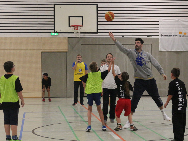 Jannik Freese im Kreise der Basketball AG - leichtes Missmatch. Fotos: Robert Braumann