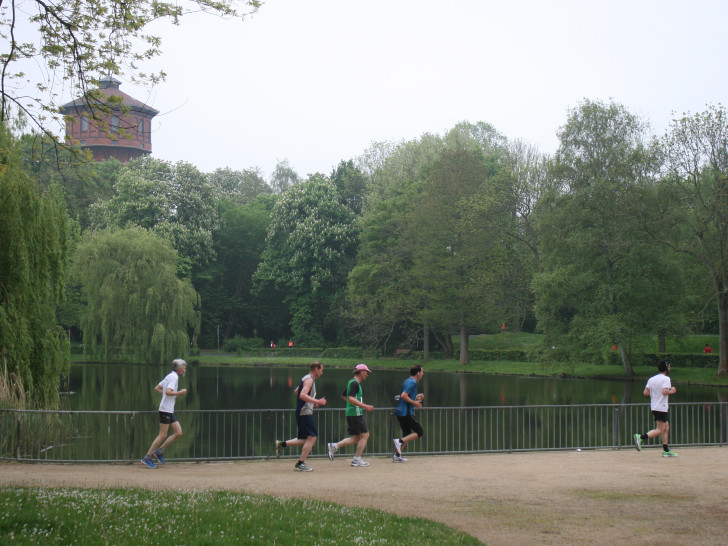 Die Strecke rund um den Stadtgraben soll beleuchtet werden. So empfahlen es der Sport- und Bauausschuss. Symbolfoto: Anke Donner