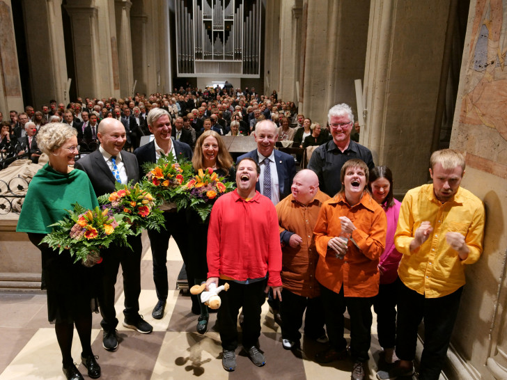 Cornelia Götz (Dompredigerin), Dr. Volker Müller (Hauptgeschäftsführer Unternehmerverbände Niedersachsen e.V.), Andreas Bentrup und Susanne Hill (Humortrainer Stiftung Humor hilft heilen), Rüdiger Becker (Direktor Evangelische Stiftung Neuerkerode) und Martin von Hoyningen Huene mit den Schauspielern des Theater Endlich freuen sich mit den Gästen über den humorigen Abend. Foto: Bernhard Janitschke