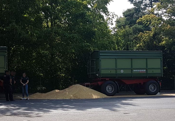 Der Anhänger hat eine große Menge an Weizen verloren. Foto: Julia Seidel