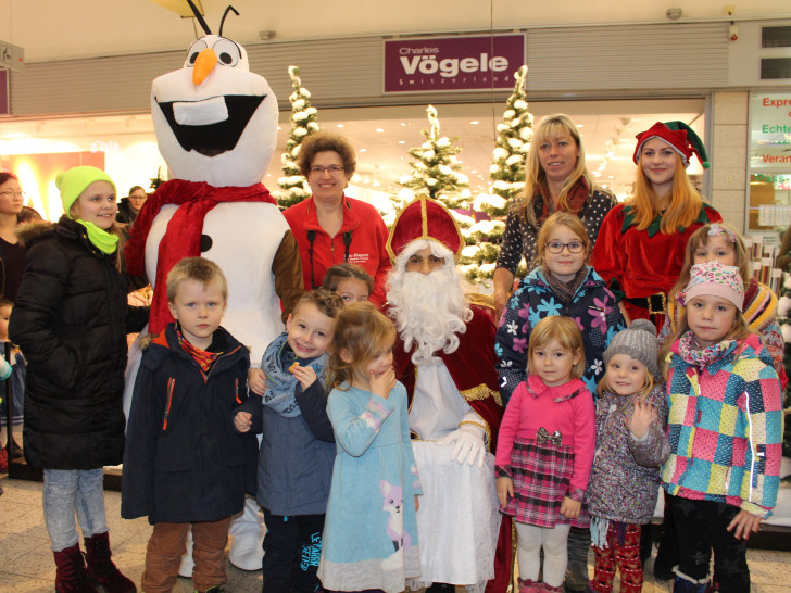 Zahlreiche Kinder nutzten die Gelegenheit für ein gemeinsames Foto mit dem Nikolaus und seinen Helfern. Fotos: Marian Hackert