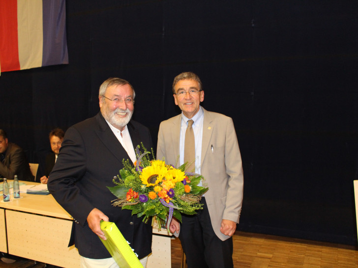Bürgermeister Thomas Pink dankt Schiedsmann Peter Peldszus für sein zehnjähriges ehrenamtliches Engagement. Foto: Jan Borner