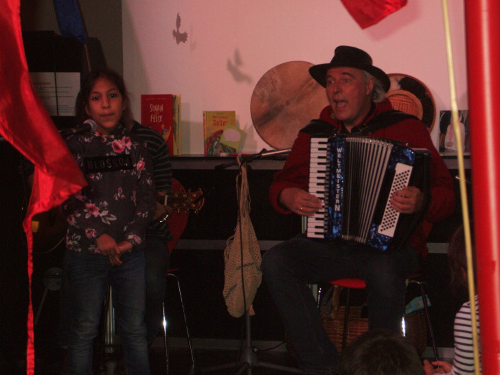 Der Liedermacher Unmada Kindel und das spanische Besucherkind Irene singen gemeinsam. Foto: Privat