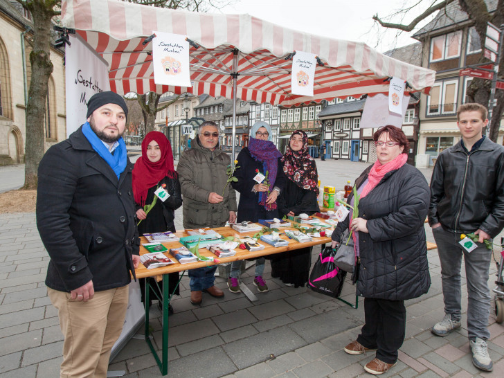 Muslime der Islamischen Gemeinschaft aus Goslar kommen in der Rosentorstraße mit Bürgern ins Gespräch. Foto: Alec Pein