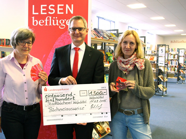 Sigrid Schaper (Stadtbücherei), Meik Rahmsdorf (Landessparkasse) und Tanja Blechinger (Bücherbus). Foto: Stadt Wolfenbüttel