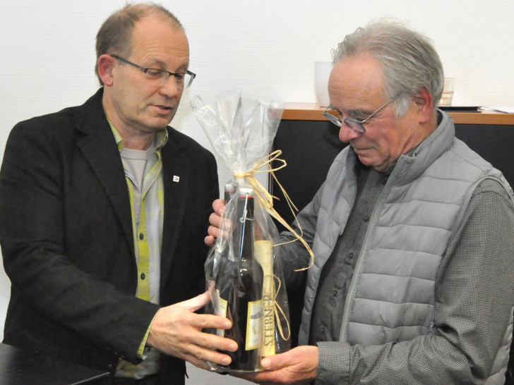  Der neue Vereinsvorsitzende Joop van den Heuvel (links) überreichte seinem Vorgänger Klaus Bätcke ein Geschenk zum Abschied. Foto: Lebenshilfe