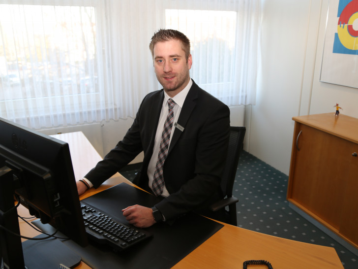 Tobias Hess an seinem Schreibtisch am neuen Arbeitsplatz als Leiter der Geschäftsstelle Fallersleben bei der Volksbank BraWo. Foto: Volksbank BraWo
