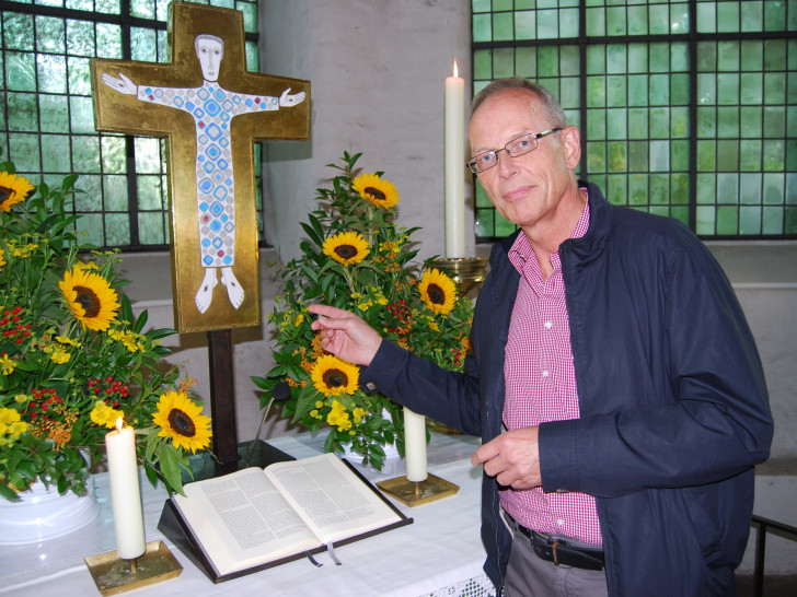 Kirchenführung in Eddesse. Hier: Dr. Detlef Neuhaus. Foto: Kirchenkreis Peine 