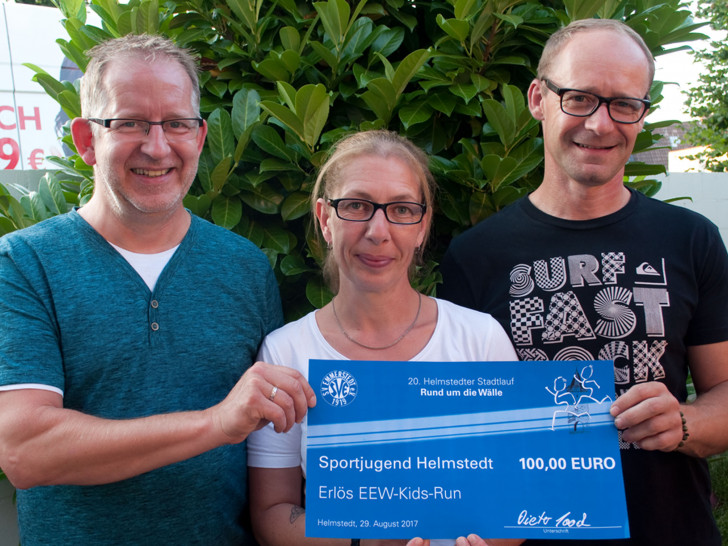 Der Vorsitzende Mario Fischer (r.) und seine Stellvertreterin Bianca Schulz (Mitte) freuten sich über eine 100 Euro-Spende des SV Emmerstedt, die Dieter Loock überbrachte. Foto: SV Emmerstedt