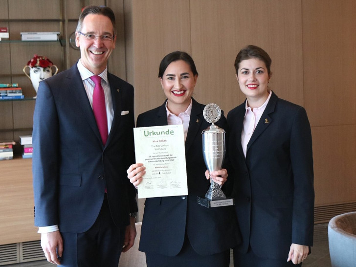 Christian Fomm, Generaldirektor, Nina Nilßon, Jugenmeisterin im Hotelfach und Louisa Walkemeyer, Human Resources Coordinator.
Quelle: The Ritz Carlton, Wolfsburg