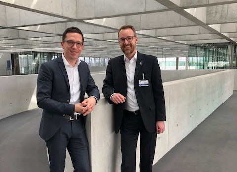 Der Wolfsburger Wirtschaftsjunior Thimo Erbsen (links) hat den Bundestagsabgeordneten Falko Mohrs (rechts) bei seiner Arbeit in Berlin begleitet. Foto: Büro Falko Mohrs
