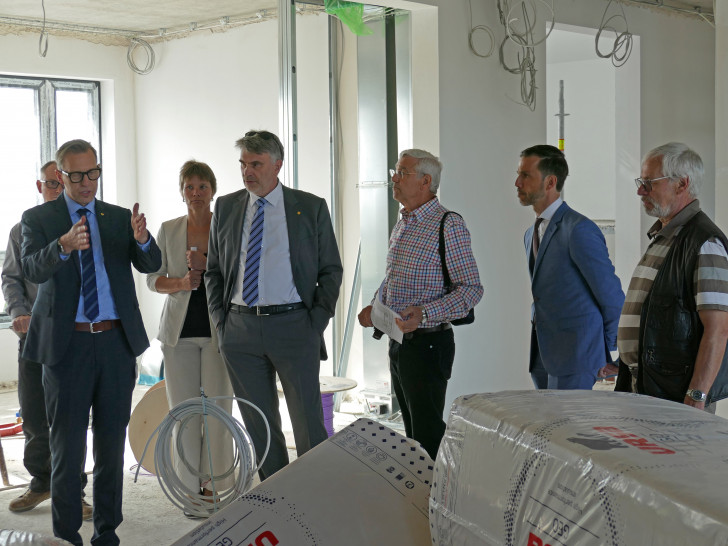 Die Mitglieder der planungs- und baubegleitenden Arbeitsgruppe für den Neubau des Kreishauses II schauten sich am Donnerstag auf der Baustelle um. Foto: Landkreis Peine 