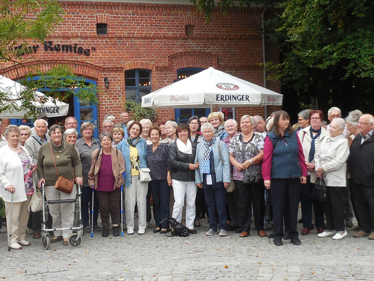Die WoBau-Senioren-Mieter vor der Schloss-Schänke „Zur Remise“. Foto: WoBau