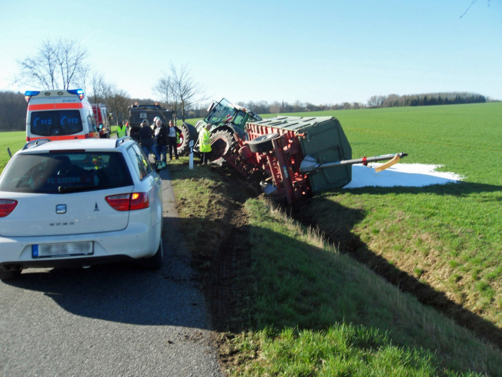 Bei einem Verkehrsunfall zwischen Rümmer und Volkmarsdorf schleuderte ein landwirtschaftliches Gespann in den Straßengraben. Foto: Polizei