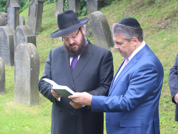 Der Berliner Rabbiner Yehuda Teichtal und Außenminister Sigmar Gabriel lesen ein Gebet auf dem Jüdischen Friedhof in Goslar. Fotos: Antonia Henker