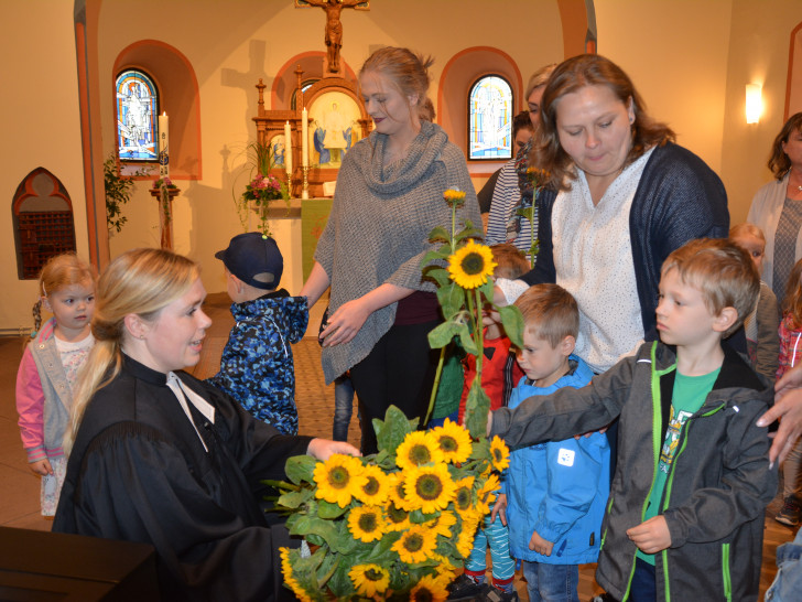 Die Kindergartenkinder überreichten Sonnenblumen. Fotos: Evangelisch-Lutherischer Kirchenkreis Peine