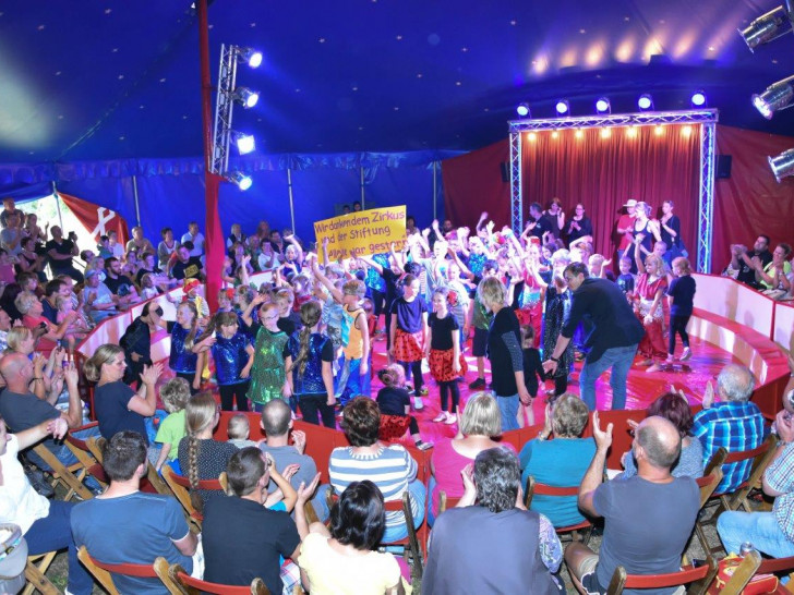 Die Kinder konnten sich über ein volles Zirkuszelt an Besuchern freuen. Foto: Diana Bialojahn