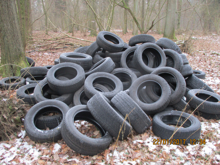 Illegal entsorgte Reifen im Wald bei Edemissen. Foto: Polizei Peine
