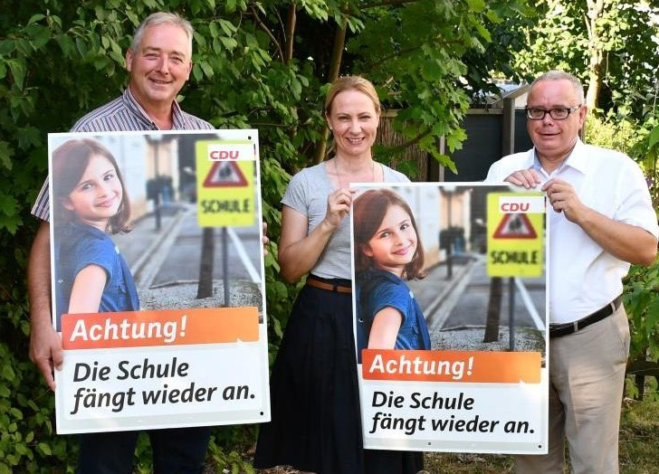 Die CDU bittet um besondere Aufmerksamkeit im Straßenverkehr zum Schuljahresbeginn. Frank Oesterhelweg, Martina Sharman und Andrea Meißler (v. l.) präsentieren das Plakat. Foto: Moritz Birkelbach