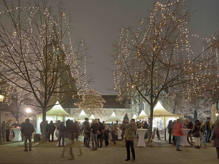 Livemusik & Marktstände, Imbiss & Getränke auf dem Magnikirchplatz vor dem ersten Advent. Foto: Bürgerschaft Magniviertel e. V.