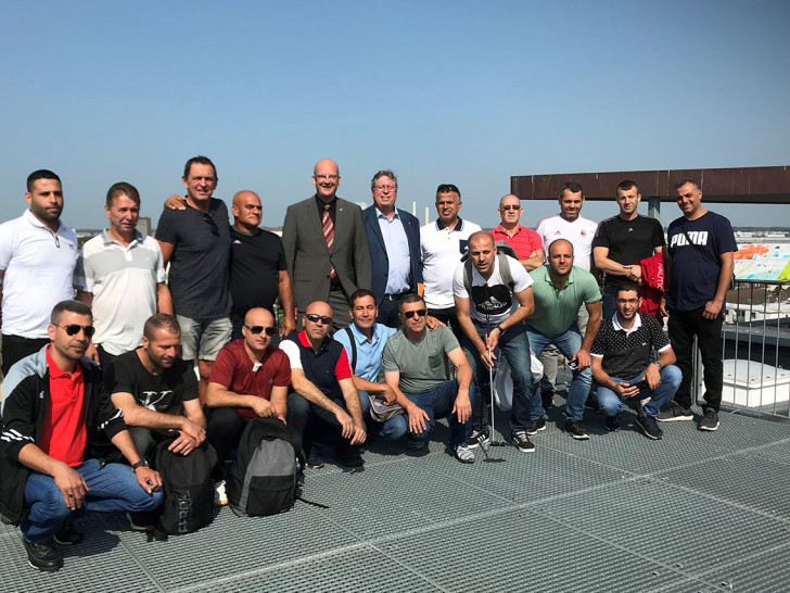 Bürgermeister Ingolf Viereck (hintere Reihe, 5. v. l.) begrüßte eine Senioren-Fußballmannschaft aus der israelischen Stadt Tira im Rathaus. Foto: Stadt Wolfsburg