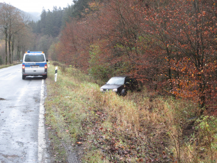 An einem Baum endete die Fahrt. Foto: Polizei