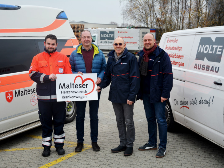 Geschäftsführer Christian Nolte (2. von links) mit (von links): Herzenswunsch-Fahrer Daniel Narjes, Bernhard Lange, Stadtbeauftragter der Malteser in Wolfsburg und Projektleiter Dr. Christoph Mock; Foto: Lukas/Malteser