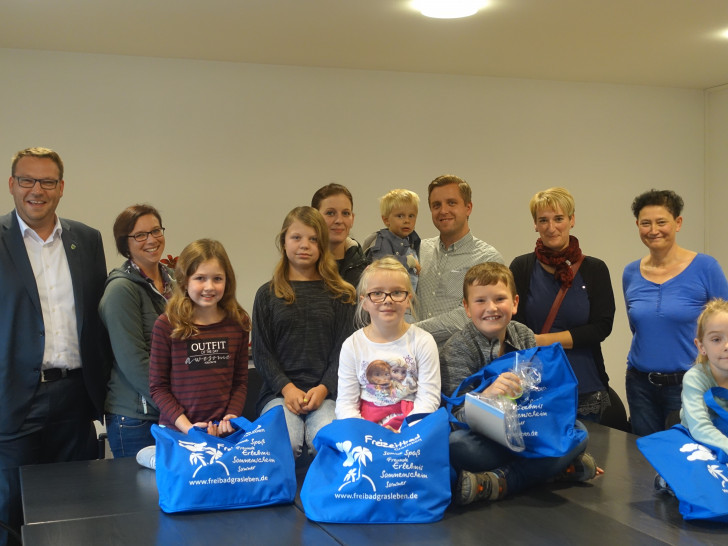 Samtgemeindebürgermeister Gero Janze, die Gewinner mit Eltern und Geschwistern sowie Christine Kunze von der Firma Sport-Thieme. Foto: Samtgemeinde Grasleben