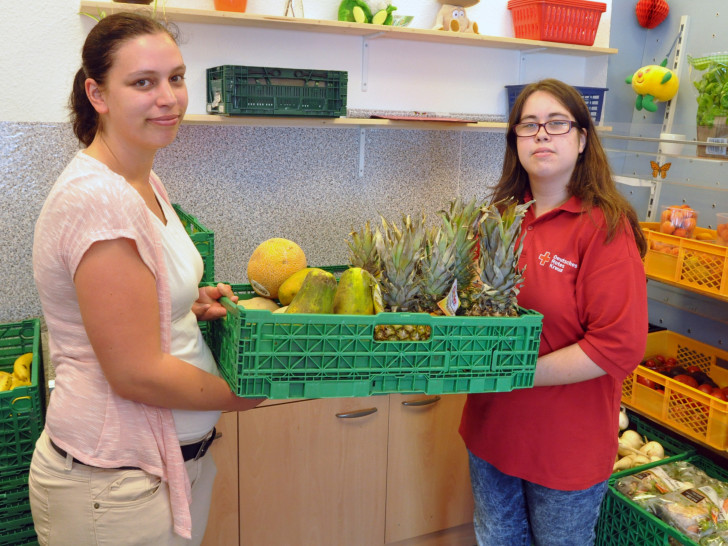 Daniela Jobsen (links) und Denise Smyczek packen im Tafel-Laden gerne ehrenamtlich mit an. Foto: Privat