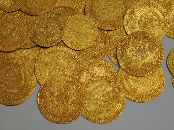 Neben wertvollen Münzen, die das Opfer den Tätern aushändigte, wurde auch eine hohe Geldsumme überwiesen. Symbolfoto: pixabay