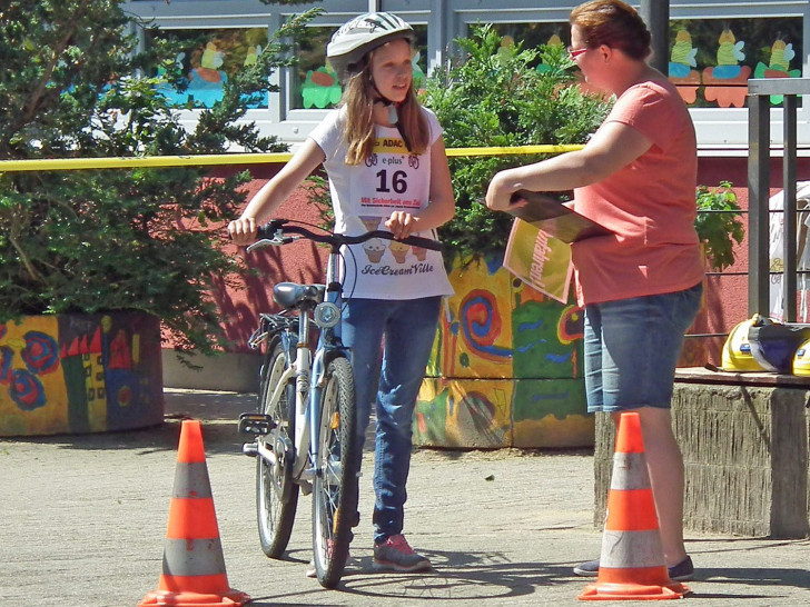 Mercedes Lewandowski mit der Moderatorin Sabrina Königsmann vor dem Start in der Friedrichstraße (2016). Archivfoto: Verkehrswacht Helmstedt