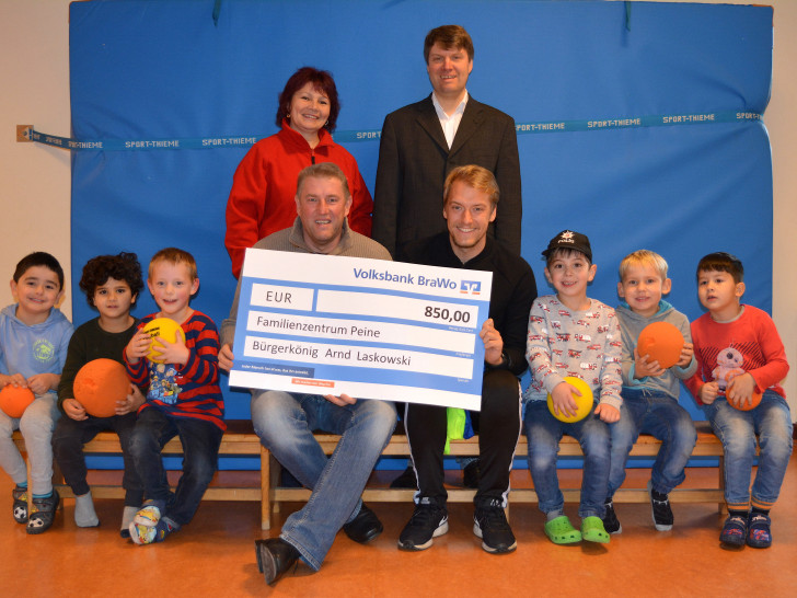 Arnd Laskowski überreichte einen Scheck in Höhe von 850 Euro ans Familienzentrum Peine. Foto: Familienzentrum Peine 