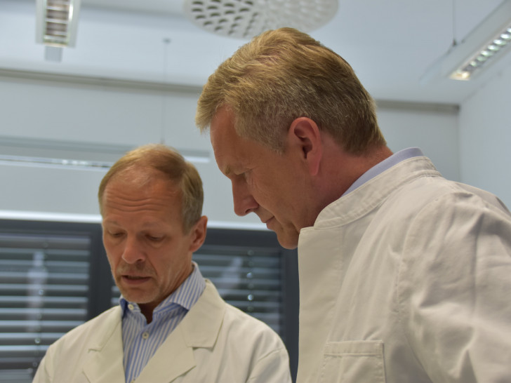 Prof. Dr. Jörg Overmann mit Ex-Bundespräsident Christian Wulff im Labor der DSMZ. Foto: DSMZ