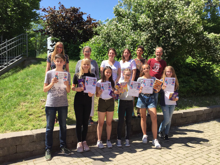 Die Schüler der Wolfenbütteler Gymnasien freuen sich über ihre Urkunden zum Vorlesewettbewerb Englisch. Foto: Theodor-Heuss-Gymnasium