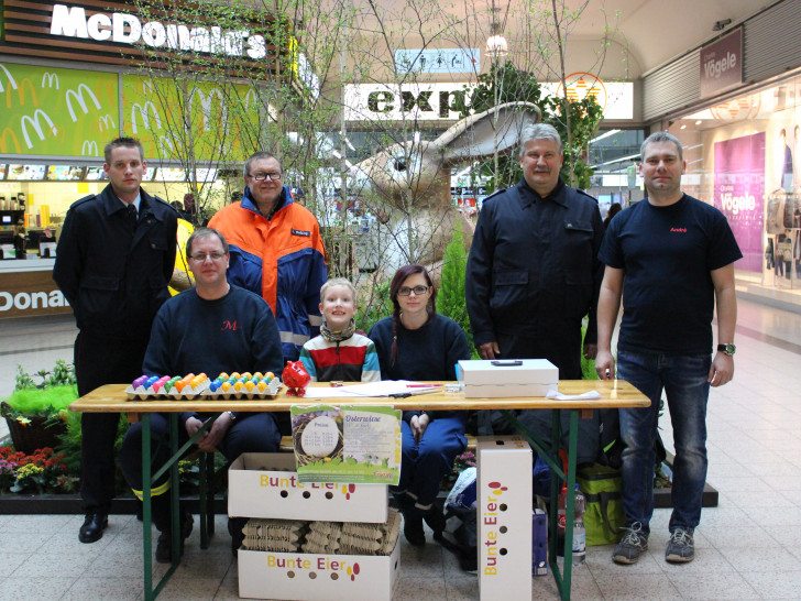 Ostereierverkauf im Forum. Von links: Daniel Kunz (Stellvertretender Stadtjugendfeuerwehrwart der Feuerwehr Stadt Wolfenbüttel), Marco Fabian (Jugendfeuerwehrwart Groß Stöckheim), Andreas Meßling (Schatzmeister vom Förderverein), Tim Hermsdorf und Patricia Ericke (Kinder- und Jugendfeuerwehr Groß Stöckheim), Detlev Gliese (Vorsitzender des Fördervereins) und André Schulze (Betreuer der Kinderfeuerwehr Groß Stöckheim) Foto: Max Förster