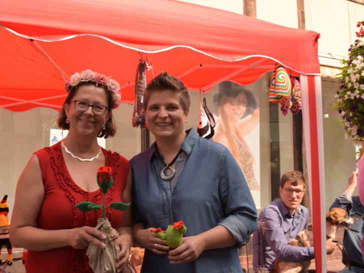 Die Organisatorinnen des Rosenfestes Kerstin Weber (links) und Doreen Mildner (rechts)

Foto: Niklas Eppert