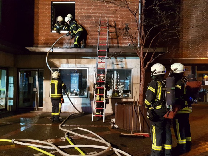 Die Bewohner konnten über Leitern gerettet werden. Foto: Feuerwehr Fallersleben