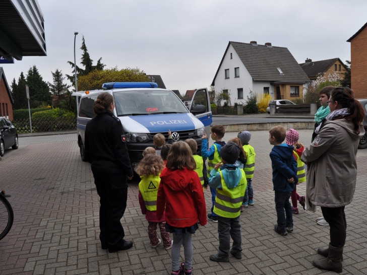 Die Kinder besuchen die Polizei in Meinersen. Fotos: Polizeiinspektion Gifhorn