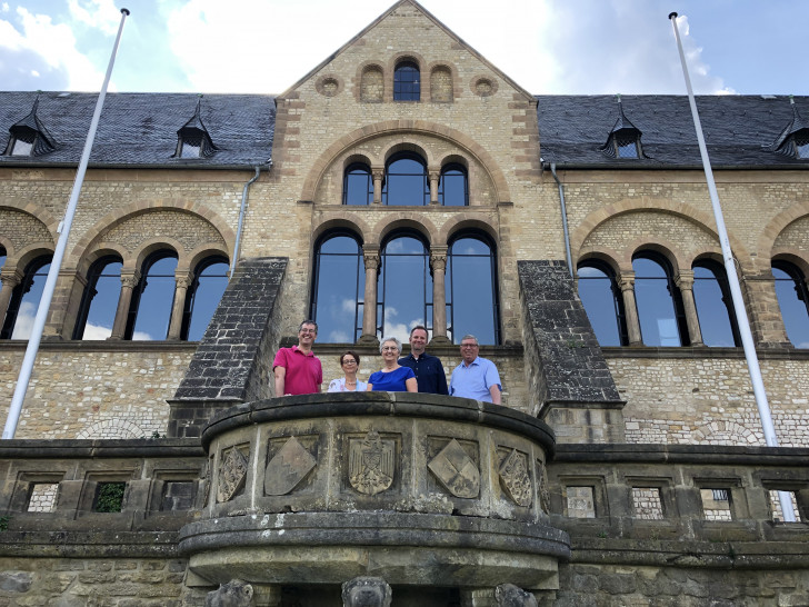 Foto (Stadt Goslar): Große Vorfreude auf das Konzert vor der Kaiserpfalz: Goslars Oberbürgermeister Dr. Oliver Junk, Susanne Roßdeutscher vom Fachdienst Kultur, Almuth Ahrendts, Vorstandsvorsitzende des Vereins Freundeskreis Paul-Lincke-Ring, Christian Legler von STUDIO D4 und Erster Stadtrat Burkhard Siebert. Foto: Stadt Goslar