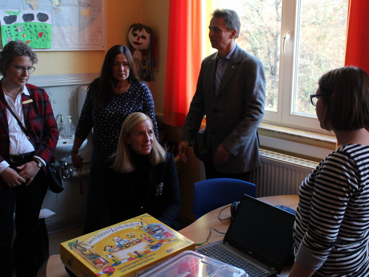 Die Mitglieder des Soroptimist Club Braunschweig ließen sich zeigen, wie die Kinder in Zukunft die deutsche Sprache lernen. Foto: Bernd Dukiewitz