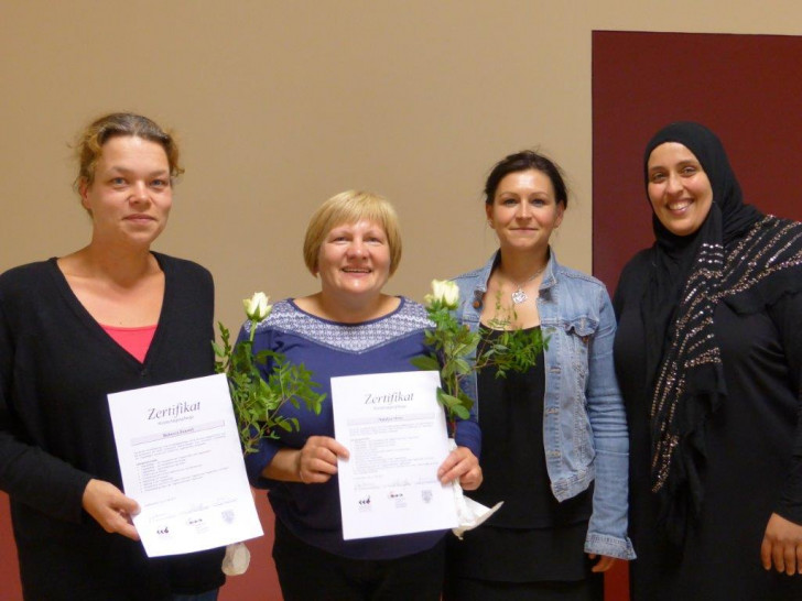 Von links: Rebecca Feustel und Natalja Orlov, zwei der zehn Teilnehmerinnen halten stolz ihr Zertifikat in den Händen, das sie von den FKSB Mitarbeiterinnen Annika Hoffmann und Rimah Attia-Abdelwahed überreicht bekamen. Foto: Landkreis