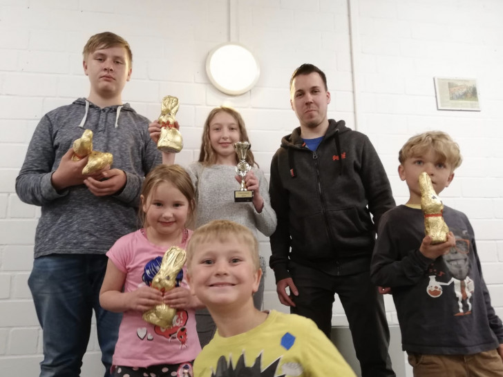 Die Sieger des Schützenvereins Rümmer freuten sich über die goldenen Osterhasen. Foto: Schützenverein Rümmer