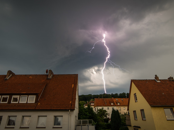 Dieses großartige Blitzfoto schickte unser Leser Enrico Gloel der Redaktion. Es entstand beim gestrigen Unwetter. Foto: Enrico Gloel