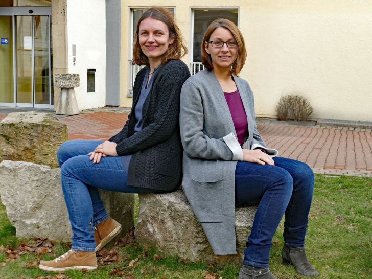 Yvonne Blöcker (links) und Madlen Kestner vom Jugendamt des Landkreises Peine beraten zum Thema Familienlotsen. Foto: Landkreis Peine