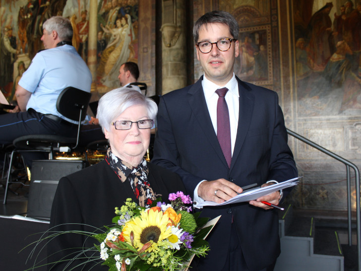 Oberbürgermeister Dr. Oliver Junk und die Preisträgerin des "Karl-Wiehenkel-Preis", Karin Dittmann aus Oker. Fotos: Anke Donner
