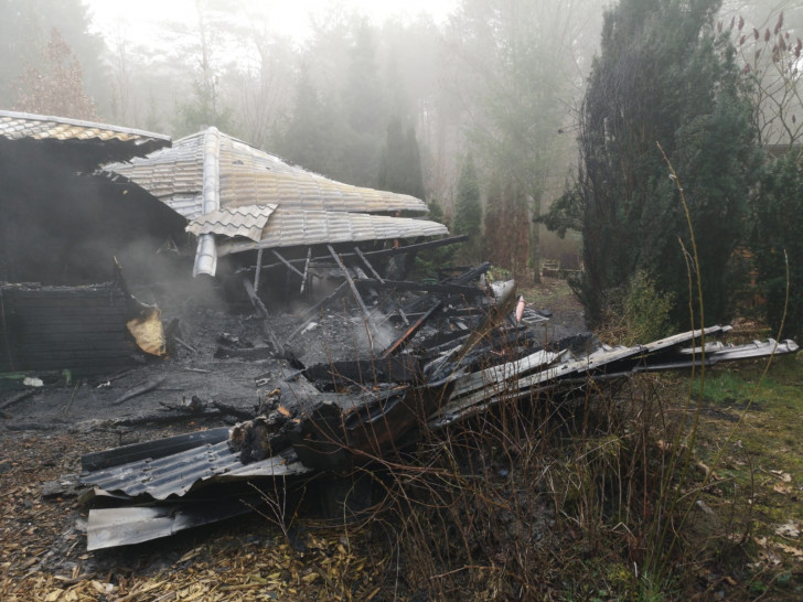 Die Holzhütte ist komplett abgebrannt. Fotos: aktuell24