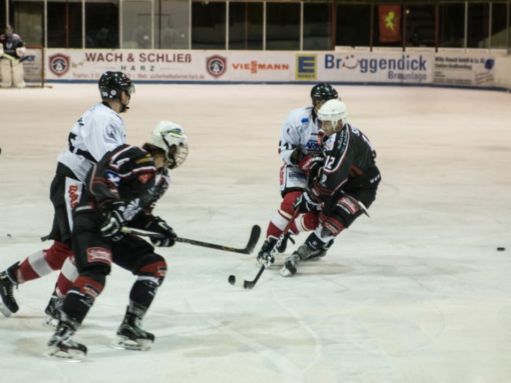 Nach dem Spiel herrschte bei den Falken Jubel. Foto: Jens Bartels