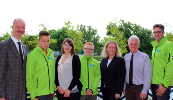 Drei neue Auszubildende bei den Stadtwerken und Stadtbetrieben. Von Links: Geschäftsführer Matthias Tramp, Marvin Obst (Auszubildender Stadtbad), Karolin Lüerßen (Auszubildende Stadtwerke), Jannick Riedel (Auszubildender Stadtbad), Geschäftsführerin Vera Steiner, Jürgen Friese (Personalleiter und Ausbilder Stadtwerke) und Clemens Ciecior (Teamleiter und Ausbilder Stadtbad) Foto: Privat